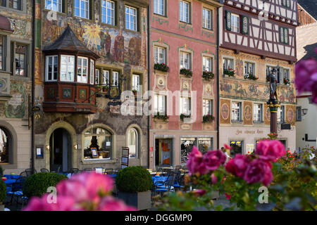 Peintures murales sur les façades de la place Rathausplatz avec une fontaine publique sur la droite, Stein am Rhein, canton de Schaffhausen Banque D'Images