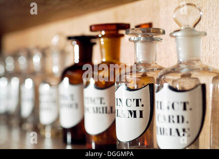 Vieilles bouteilles en verre pour les ingrédients médicinaux dans une pharmacie, Dortmund, Rhénanie du Nord-Westphalie Banque D'Images