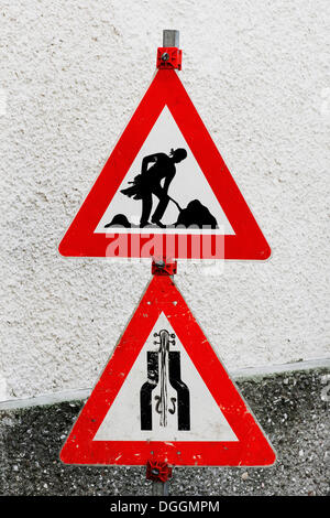 La construction, les panneaux peints mozart comme un travailleur de la construction, du violon à narrows road sign, Salzburg, Autriche, Europe Banque D'Images