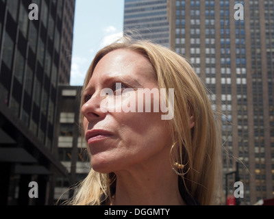 Close up of attractive middle aged woman contre Metlife et autres bâtiments sur Park Avenue, New York City, New York, USA Banque D'Images