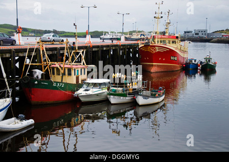 Les bateaux de pêche amarrés dans le port de Killybegs County Donegal Ireland Banque D'Images