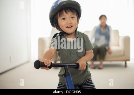 Boy wearing cycling helmet, portrait Banque D'Images