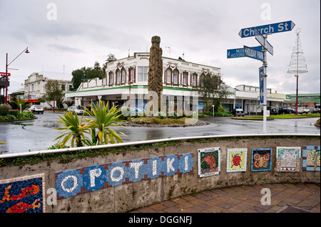 Un totem Maori sur un rond-point de la route de la petite ville de Opotiki, île du Nord, en Nouvelle-Zélande. Banque D'Images