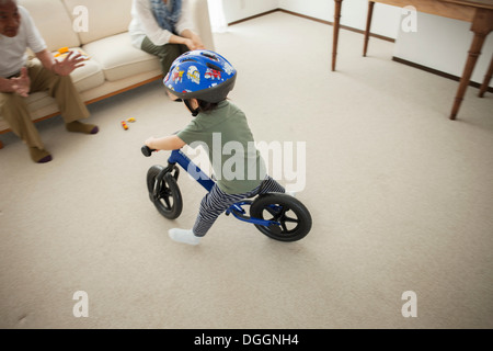 Garçon apprendre à faire du vélo location, high angle