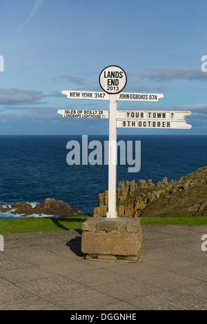 Panneau routier à Land's End Cornwall UK la plus occidentale de l'Angleterre sur la péninsule à 13 kilomètres de Penwith Penzance Banque D'Images