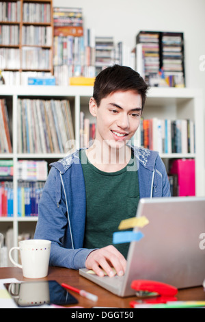 Young man working on laptop Banque D'Images
