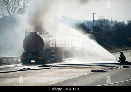 Les pétroliers de poids lourds sur autoroute feu épaule dur Banque D'Images