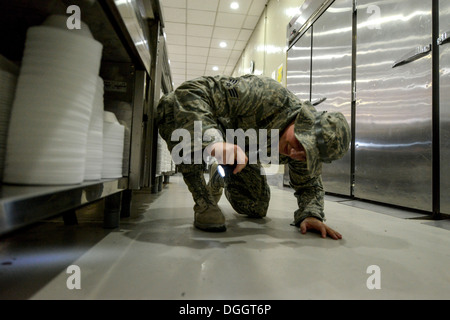 Airman Senior Jordan Hocker inspecte pour des ravageurs dans la salle à manger à la 379e escadre expéditionnaire aérienne en Asie du Sud-Ouest, 8 octobre 2013. Pest Management aviateurs, effectuer des inspections aléatoires à l'échelle de base pour garantir la qualité. Hocker est un 379Expediti Banque D'Images