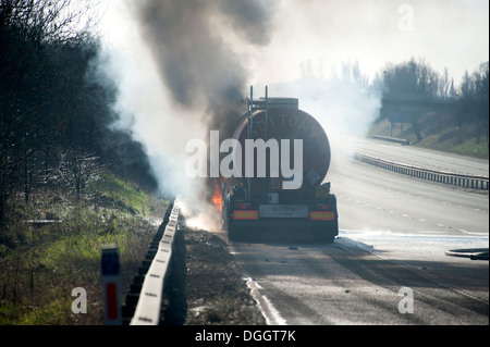 Les pétroliers de poids lourds sur autoroute feu épaule dur Banque D'Images
