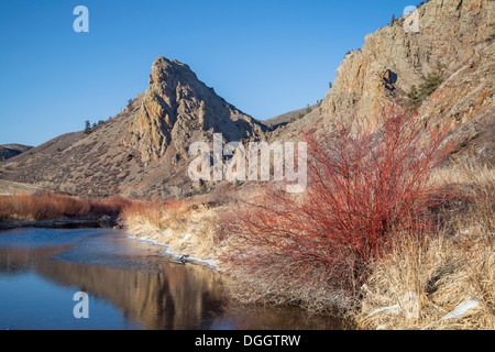 Eagle Rock nid et partiellement congelée embranchement nord de la rivière cache la poudre dans le nord du Colorado à Livermore, près de Fort Collin Banque D'Images