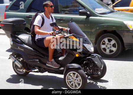 Miami Beach Florida,Washington Avenue,homme hommes,moto,trike,3 trois roues,Sunny,hispanique homme hommes,pilote,équitation,pas de casque,recherche FL130813 Banque D'Images