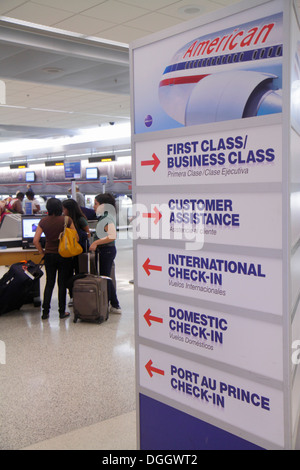 Miami Florida,aéroport international,terminal,Anglais Espagnol,bilingue,American Airlines,enregistrement,panneau,recherche FL13822008 Banque D'Images