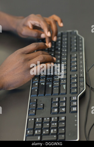 Close up of African American mains tapant sur un clavier. Banque D'Images