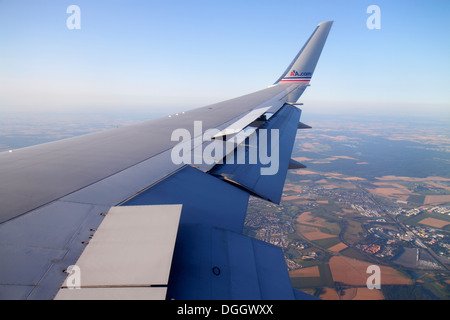 Paris France,American Airlines,aile,rabats vers le haut,en vol,vue sur les sièges de la fenêtre,vue aérienne du dessus,arrivée,CDG,aéroport Charles de Gaulle,France1 Banque D'Images