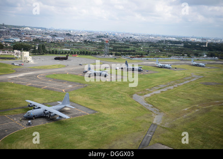 MC-130P Combat Shadow et KC-130J Hercules Super Marine Park à Yokota Air Base, Japon, Octobre 7, 2013. 18 avions de Kadena Air Base et Marine Corps Air Station à Futenma détournées à Yokota en raison de l'impact de deux typhons. Banque D'Images