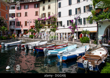 Bateaux amarrés à Limone, Lac de Garde Banque D'Images