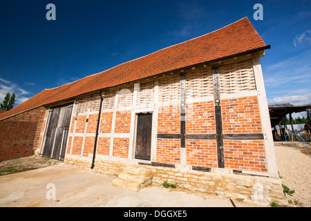 Une vieille grange fantastique avec haut des murs constitués de bois fendu dans une ferme de grande Comberton, Vale of Evesham, Worcestershire, Royaume-Uni. Banque D'Images