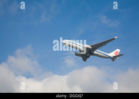 Air China Airbus A330-200 avion décollant de l'aéroport de Gatwick Londres Angleterre Banque D'Images