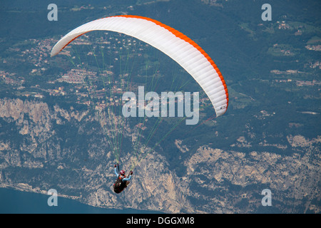 Parapentiste sur le lac de Garde, Italie Banque D'Images