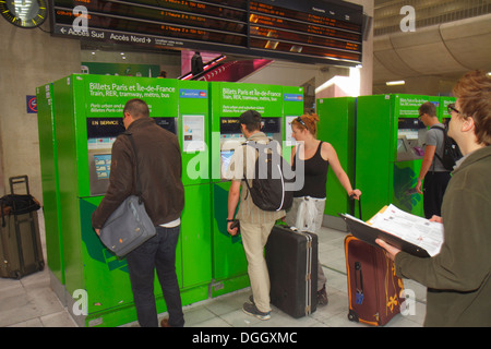 Paris France,CDG,aéroport Charles de Gaulle,distributeur de billets,self service,train,RER,Metro,homme hommes,adulte,adultes,femme femme,couple,usi Banque D'Images