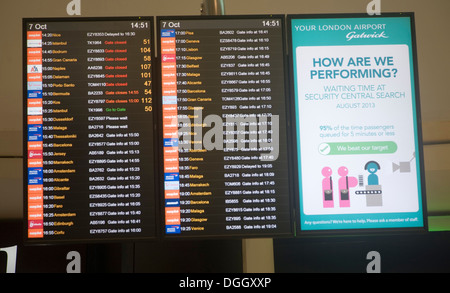 Les départs d'affichage électronique l'aéroport de Gatwick Londres Angleterre Banque D'Images