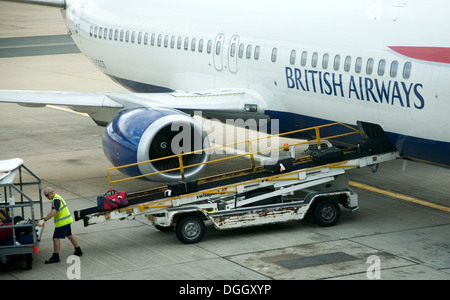 Bagagiste sacs chargement sur British Airways avion l'aéroport de Gatwick Londres Angleterre Banque D'Images
