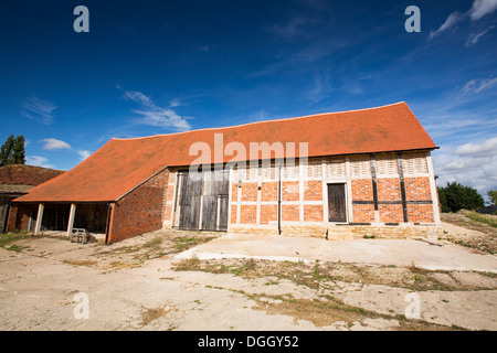 Une vieille grange fantastique avec haut des murs constitués de bois fendu dans une ferme de grande Comberton, Vale of Evesham, Worcestershire, Royaume-Uni. Banque D'Images