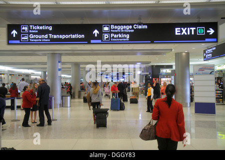 Miami Florida,aéroport international,terminal,Anglais Espagnol,bilingue,panneau,indications,informations,recherche FL13822006 Banque D'Images