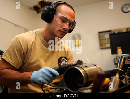 Nathaniel Senior Airman Inman utilise un outil rotatif de numéros d'identification d'etch pièces hors tension pendant les dernières étapes de la rupture Banque D'Images