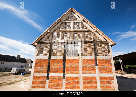 Une vieille grange fantastique avec haut des murs constitués de bois fendu dans une ferme de grande Comberton, Vale of Evesham, Worcestershire, Royaume-Uni. Banque D'Images