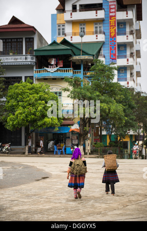 Groupe de la minorité Hmong fleur womans marche sur le centre-ville, Bac Ha, Lao Cai, Vietnam Banque D'Images