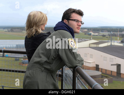 Pilote d'un jour participant Stephen Sutton et sa mère, Jane Sutton, voir la base de la tour de contrôle de la circulation aérienne sur Royal Air Force Lakenheath, Angleterre, le 10 octobre 2013. Pilote d'un jour, a commencé en 2012, donne aux enfants atteints de maladies graves d'un Banque D'Images