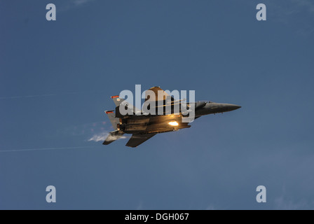 Une 391e Escadron de chasse F-15E Strike Eagle et fusées défensives pop s'arrête après une mission d'appui aérien au cours exercice Banque D'Images