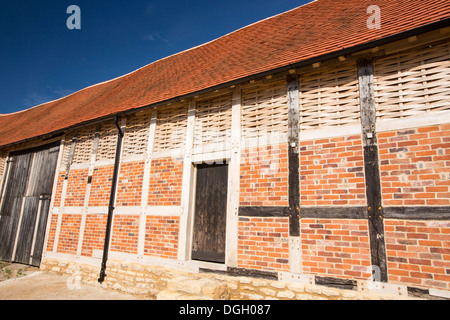 Une vieille grange fantastique avec haut des murs constitués de bois fendu dans une ferme de grande Comberton, Vale of Evesham, Worcestershire, Royaume-Uni. Banque D'Images