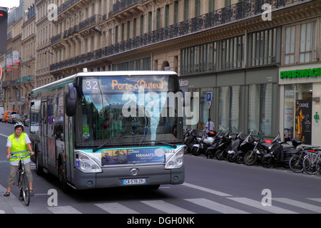 Paris France,9ème arrondissement,place d'Estienne d'Orves,rue de Châteaudun,bus public,entraîneur,adulte,adulte,femme femme,cycliste,cycliste Banque D'Images