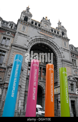 La façade principale d'Antwerpen Centraal (Anvers) centrale ou de la gare ferroviaire principale à Anvers, Belgique. Banque D'Images