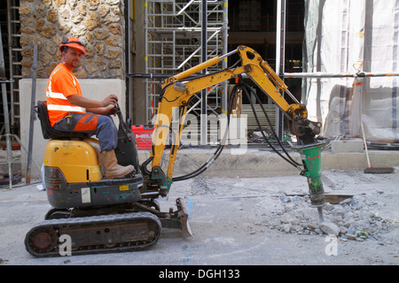 Paris France,9ème arrondissement,rue Jean-Baptiste Pigalle,homme homme homme,mini excavateur marteau,béton,ouvrier de construction,travail,travail, Banque D'Images