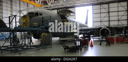 Aviateurs du 100e Escadron de maintenance travaux sur un KC-135 Stratotanker 8 octobre 2013, dans le Hangar 814 sur RAF Mildenhall, Angleterre. La 100ème boutique isochrones MXS a pour mission d'accomplir toutes les heures après le vol, périodiques et 900 heures sur 15 inspections KC-135R a Banque D'Images