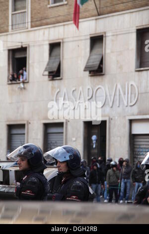 Rome, Italie. Oct 19, 2013 Des manifestants lors d'un rassemblement d'austérité du gouvernement à Rome, Italie © Gari Wyn Williams/Alamy Live News Banque D'Images