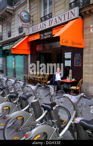 Paris France,9ème arrondissement,rue de la victoire,Velib Bike Share station,restaurant restaurants restauration café cafés,cuisine,nourriture,café,brasserie, Banque D'Images