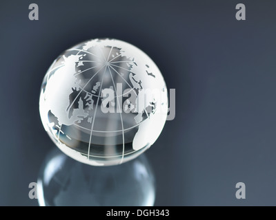 Globe en verre illustrant l'Amérique du Nord et du Sud, Europe, Russie et Afrique Banque D'Images