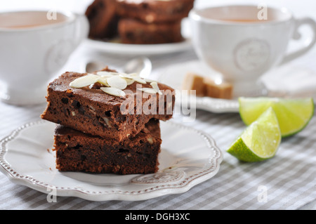 Brownie gâteau avec des flocons d'amandes et tasse de thé libre Banque D'Images