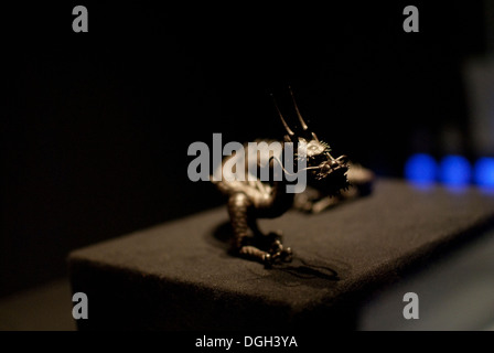 Modèle articulé dragon, signé par mon menton ?Kiyoharu. Du Japon, 18e-19e siècle 'Trésors des cultures du monde' Banque D'Images
