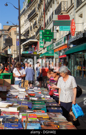 Paris France,8th 9th 17th 18th arrondissement,place de Clichy,livre,vendeurs stall stands stand stand stand marché, shopping shopping shoppers shop Banque D'Images