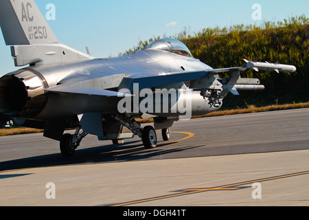 U.S. Air Force le Major Jason Halvorsen taxis son F-16C Fighting Falcon pour le décollage le 18 octobre à l'Atlantic City Air National Guard Base, au New Jersey. Halvorsen est pilote désigné à la 119e, 177e Escadron de chasse Fighter Wing, New Jersey Air National Guard. Banque D'Images