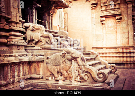 Bas-relief en pierre incroyable sur l'escabeau de main tower à Hindu Temple Brihadishvara. L'Inde du Sud, Tamil Nadu, Thanjavur (Trichy) Banque D'Images