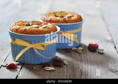 Muffins à la citrouille en céramique moule à pâtisserie avec du ruban jaune sur fond de bois Banque D'Images
