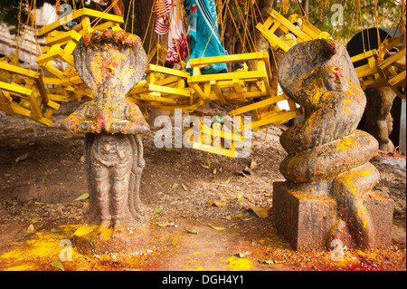 Les idoles de pierre religieux hindous dans le temple d'offrandes. L'Inde du Sud, Tamil Nadu Banque D'Images