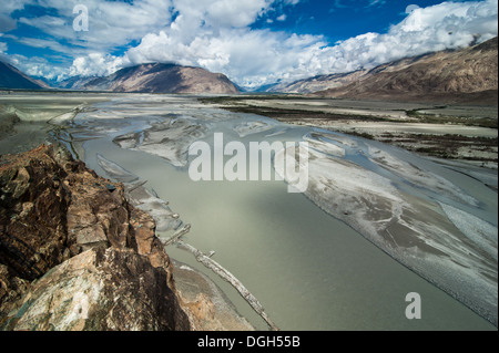 Paysage de montagne avec fleuve fleuves Shyok panorama sur la vallée de Nubra. Paysage des montagnes de l'Himalaya. L'Inde, le Ladakh, altitude 3100 m Banque D'Images