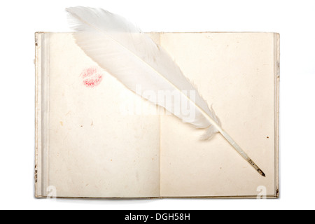 Journal ouvert avec du papier Japon et de baiser de rouge à lèvres stylo plume isolé sur blanc. Banque D'Images